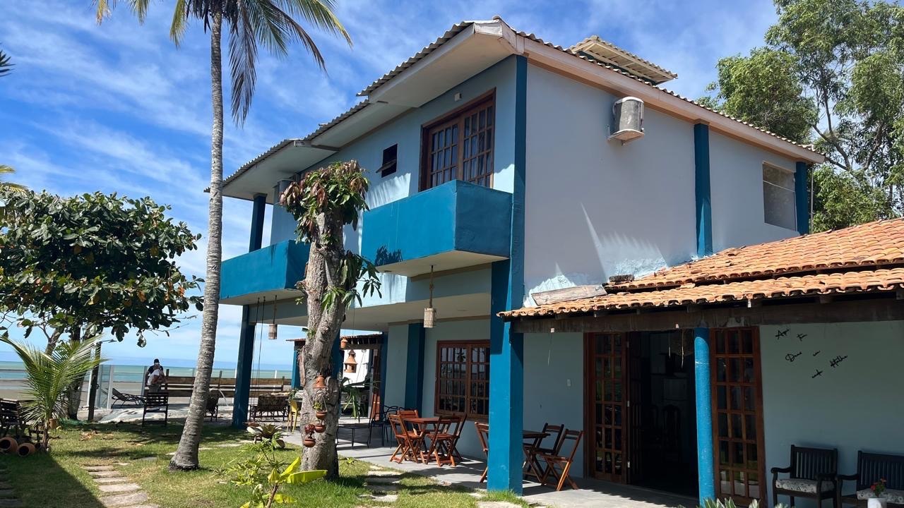 Casa azul vista pelo jardim