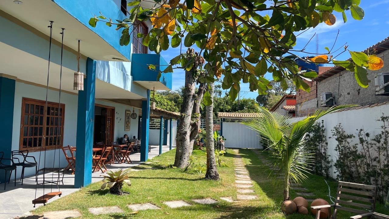 Lateral da casa com jardim e árvores
