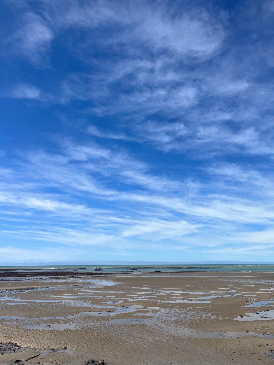 Praia e céu azul em Cumuruxatiba